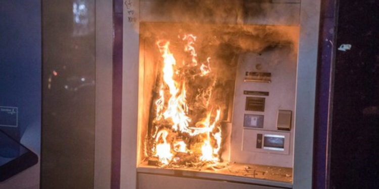 Polițiștii din Mediaș îi caută pe hoții care au incendiat un bancomat în încercarea de a-l goli de bani