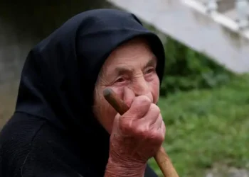 Bătrână de 81 de ani, amendată de polițiști în Capitală pentru că nu a apucat să traverseze la timp trecerea de pietoni!