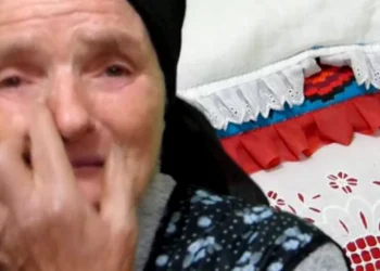 Bătrânica de 64 de ani uitată de autorități! Trăiește pe stradă și își spală rufele într-o baltă 😭!