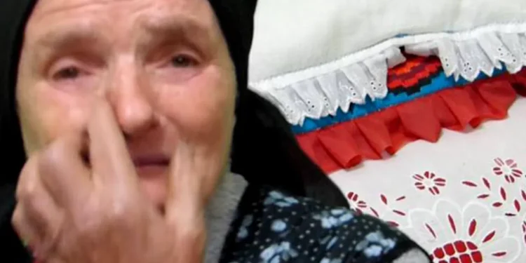 Bătrânica de 64 de ani uitată de autorități! Trăiește pe stradă și își spală rufele într-o baltă 😭!