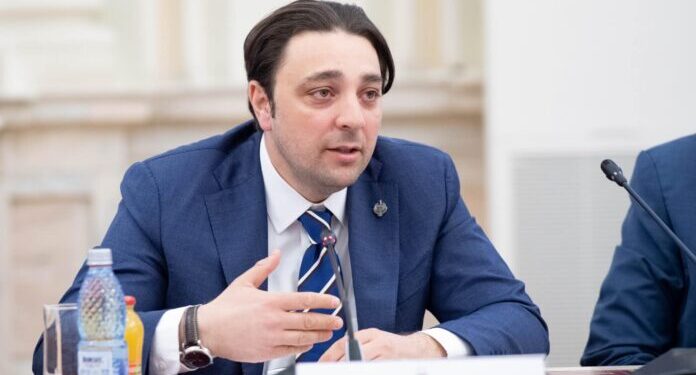 Senatorul PSD Alfred Laurențiu Mihai minte! „România reușește să mențină unul dintre cele mai accesibile prețuri la pompă din Europa”
