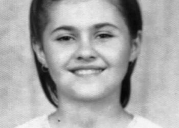 Recunoști fetița ștrengăreață din imagine? Acum este o vedetă consacrată. „Zâmbetul rămâne același!”