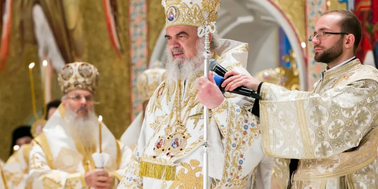 Ce salariu are un preot în România? Suma impresionantă pe care o încasează Patriarhul Daniel!
