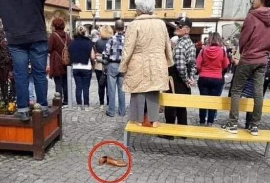 Gestul exemplar al unei bătrâne. S-a descălțat de pantofi și apoi s-a urcat pe o bancă