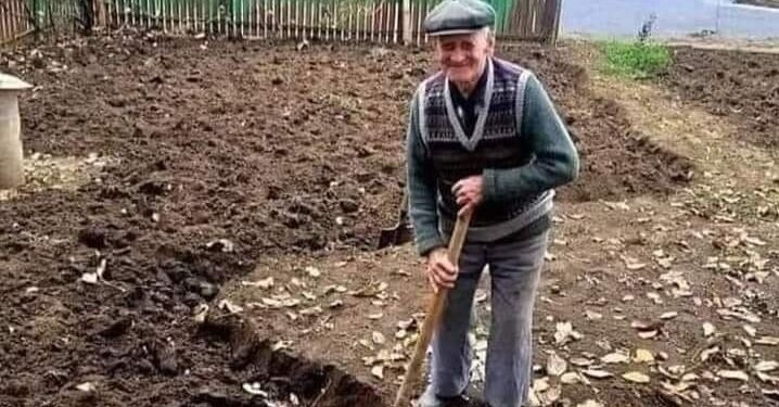 Moș Uliță, un model pentru toți la 97 de ani! Își sapă singur grădina!