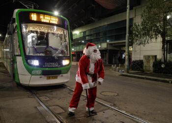 Vatman deghizat în Moș Crăciun a împărțit bomboane copiilor care au circulat cu tramvaiul în București!