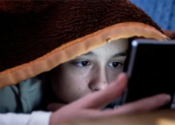 Fenomen periculos: Adolescenți îndemnați la gesturi extreme, în mediul online!