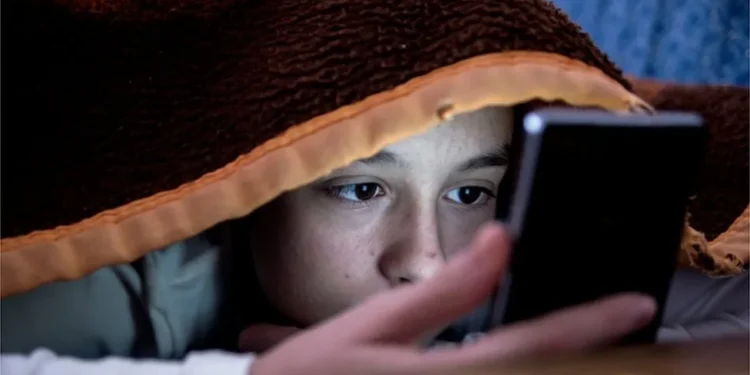 Fenomen periculos: Adolescenți îndemnați la gesturi extreme, în mediul online!