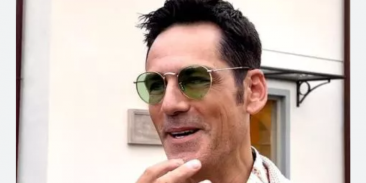 La 42 de ani, Ștefan Bănică Jr încă mai arată ca la 28, dar e și ambițios și talentat: cântă cum ar fi cântat Elvis dacă ar fi fost profesionist!