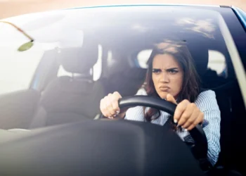 O șoferiță a sunat la 112 să-l reclame pe polițistul care i-a cerut să se legitimeze pentru că parcase ilegal!