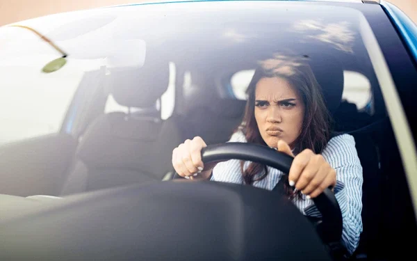 O șoferiță a sunat la 112 să-l reclame pe polițistul care i-a cerut să se legitimeze pentru că parcase ilegal!