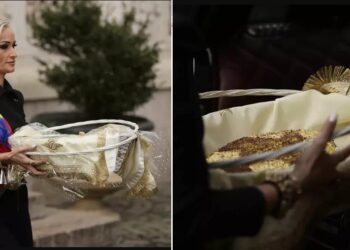 Primele imagini de la înmormântarea Mioarei Roman. Fiicele i-au făcut colivă cu foiță de aur