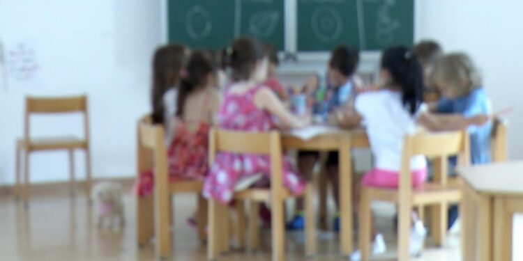 Un nou caz de educaţie cu nuiaua. Copiii de la o grădiniţă din Timiş, terorizaţi de educatoare