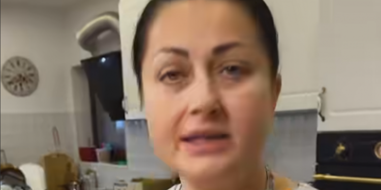 Senzuala și modesta Gabriela Cristea, cea mai frumoasă româncă de pe internet, vinde cozonacul făcut de ea un casă cu 140 de lei