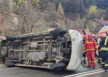 Un microbuz s-a răsturnat în judeţul Suceava. Cinci persoane au fost rănite și transportate la spital!