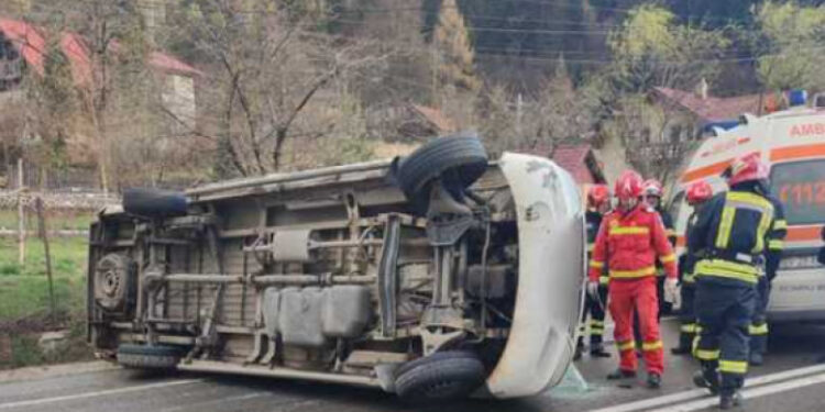 Un microbuz s-a răsturnat în judeţul Suceava. Cinci persoane au fost rănite și transportate la spital!