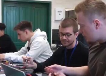 La Suceava s-a inventat casa viitorului. Ce părere au viitorii ingineri despre macheta locuinței automatizate?