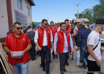 Gheorghe Șoldan și Traian Andronachi au purtat discuții cu sute de oameni în piața auto din Rădăuți