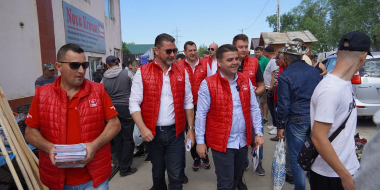 Gheorghe Șoldan și Traian Andronachi au purtat discuții cu sute de oameni în piața auto din Rădăuți