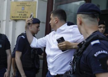 Protest organizat de AUR în faţa Parchetul General/ Simion: Au încercat să ne oprească, au încercat înainte de alegeri să creeze imaginea unui partid penal