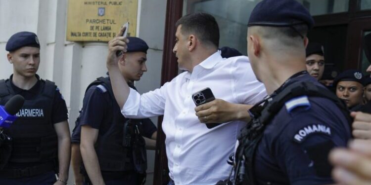 Protest organizat de AUR în faţa Parchetul General/ Simion: Au încercat să ne oprească, au încercat înainte de alegeri să creeze imaginea unui partid penal