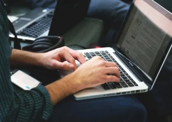 Hacker din Bacău, capturat! Urmărit internațional, pentru fraudă și înșelăciune