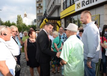 Sute de bucureșteni s-au înscris în PLANUL SIMION la deschiderea sediului de campanie de la Magazinul București