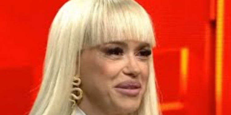Preafrumoasa Anda Adam, care arată dumnezeiește la 44 de ani și are la degetul mic orice curtezan, este o femeie măritată și roagă curtezanii să nu mai insiste
