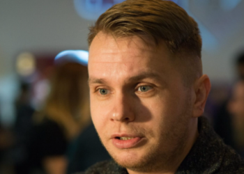 Frumosul Codin Maticiuc, care la 43 de ani seamănă cu Leonardo DiCaprio în filmul cu vaporul, a ajuns la vârsta la care alții nu mai cer de vreo 25 de ani bani de la tati