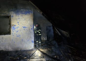 O femeie a fost mistuită de flăcări, chiar în casa în care locuia! Cauza banală a incendiului