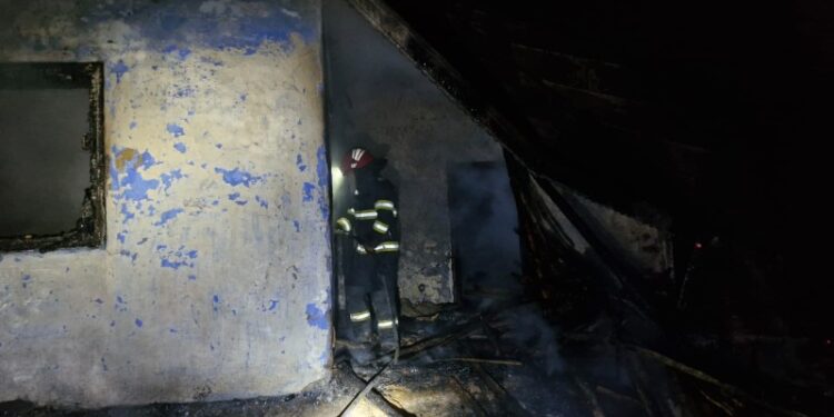 O femeie a fost mistuită de flăcări, chiar în casa în care locuia! Cauza banală a incendiului
