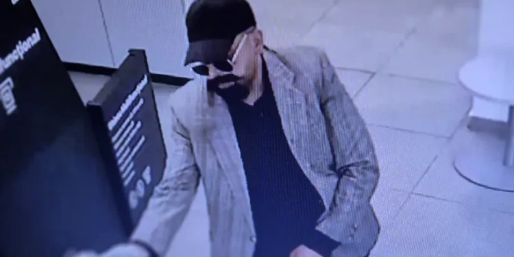 Un bărbat mascat a intrat într-o bancă din Iaşi cu un pistol şi a încercat să o jefuiască