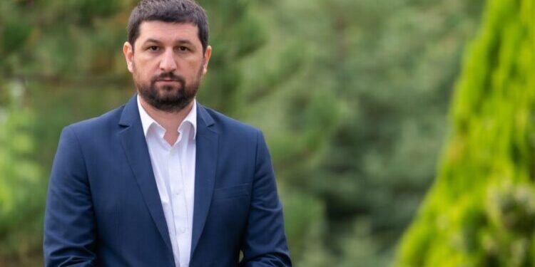 Containere în loc de case: Marius Lulea critică modul în care statul tratează sinistrații