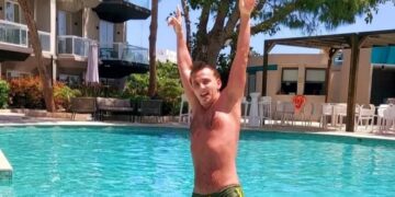 Câte mii de euro câștigă Mihai Trăistariu din cântările de pe litoral. „Turiștii mai cer dedicații, dar nu plătesc”