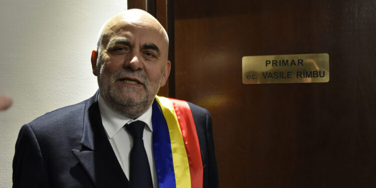 Pensionarul ipocrit Vasile Rîmbu a anunțat că vrea să îi dea afară pe funcționarii publici pensionari din Primăria Suceava