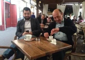 Fostul purtător de cuvânt al lui Băsescu îi numește ”analfabeți” pe românii care protestează în stradă