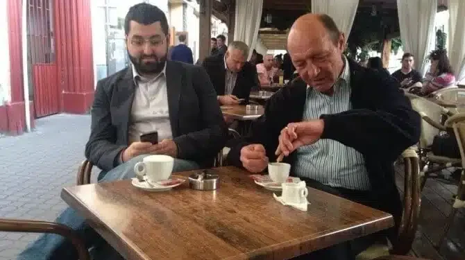 Fostul purtător de cuvânt al lui Băsescu îi numește ”analfabeți” pe românii care protestează în stradă