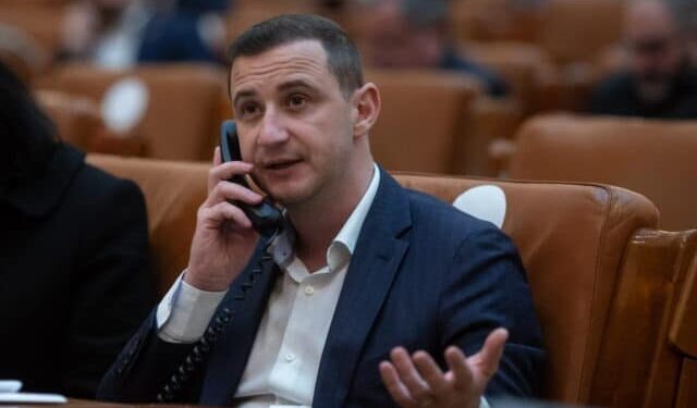 Alfred Simonis: Klaus Iohannis a trântit paltonul peste țară și a plecat ca un laș, în singurul moment în care mai era nevoie de el
