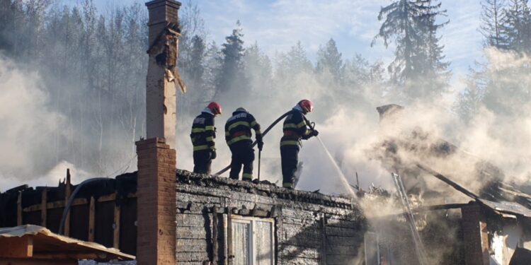 Puternic incendiu într-o gospodărie din Straja