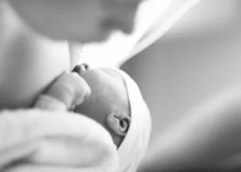 Două minore au născut la Iași. Una dintre ele și-a ascuns sarcina