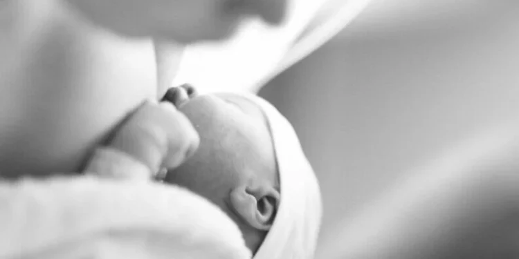 Două minore au născut la Iași. Una dintre ele și-a ascuns sarcina