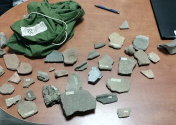 Femeie prinsă de un poliţist vânzând în talcioc vestigii arheologice din perioada dacică