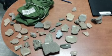 Femeie prinsă de un poliţist vânzând în talcioc vestigii arheologice din perioada dacică