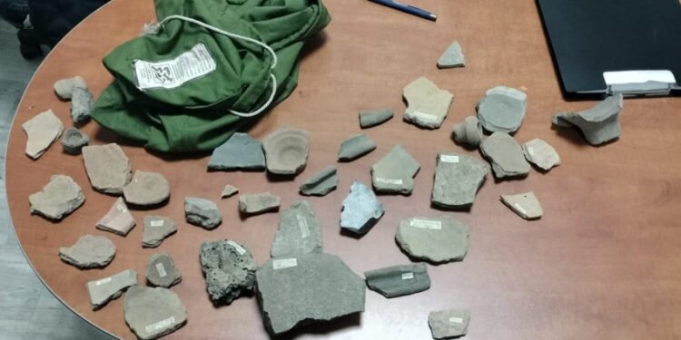 Femeie prinsă de un poliţist vânzând în talcioc vestigii arheologice din perioada dacică