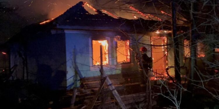 Tragedie în această dimineață: doi cetățeni botoșăneni au fost găsiți decedați într-o locuință mistuită de flăcări!