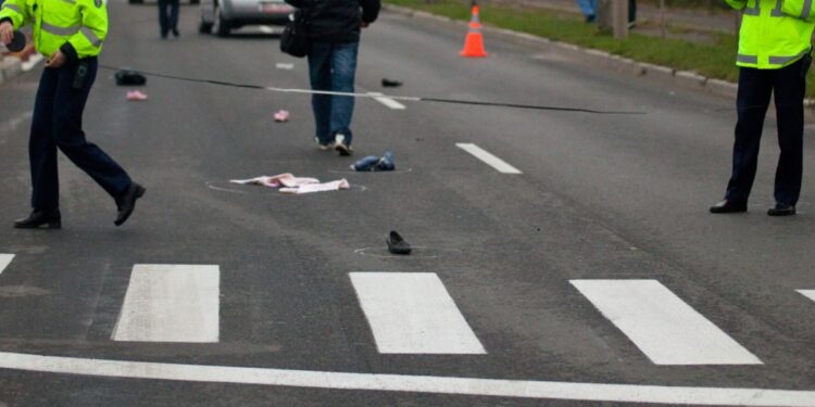 Un pensionar a rănit o adolescentă de 14 ani pe o trecere de pietoni din județul Neamț