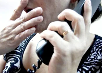 Metoda „Accidentul” lovește din nou! Tânăr reţinut de poliţişti după ce a înşelat o bătrână cu 16.000 lei