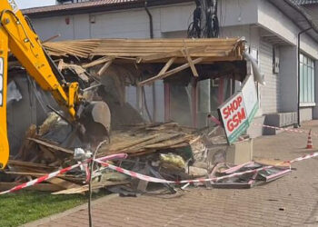 Primăria Suceava a început demolarea construcțiilor de pe spațiile verzi!