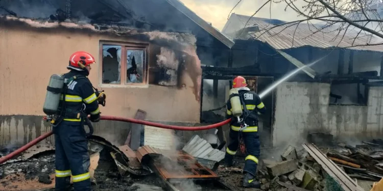Incendiu imens la o gospodărie din Preutești! Care sunt victimele?