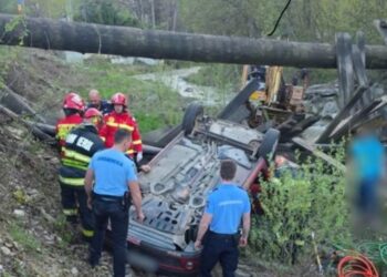 Au căzut în propria capcană! Doi soți au căzut cu autoturismul în râu, după ce podeţul construit de ei s-a prăbuşit